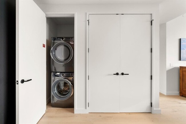 Building Photo - 610 Davis St