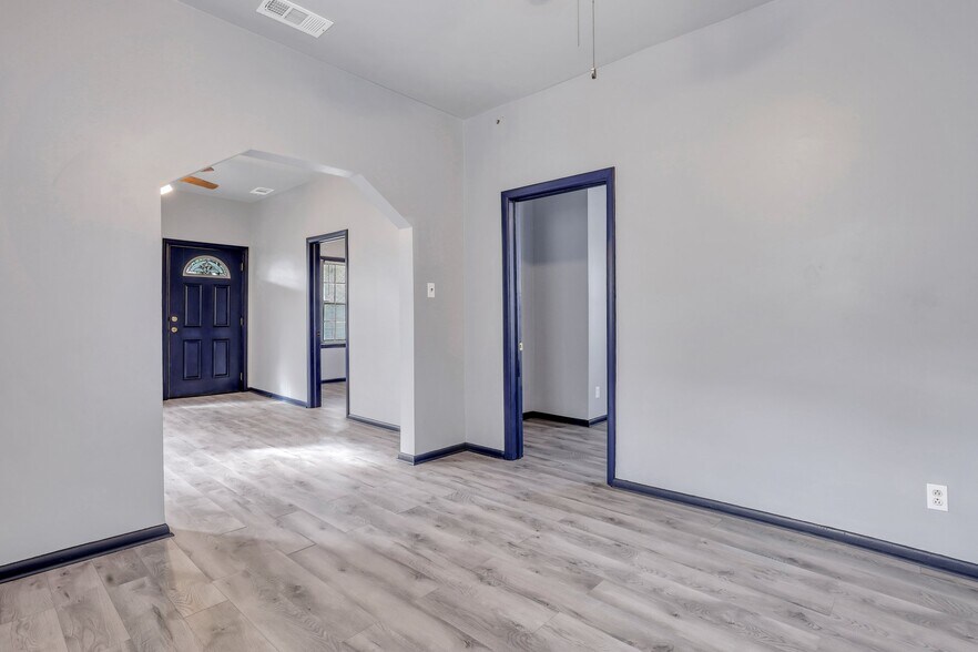 Building Photo - 1008 W 52nd St
