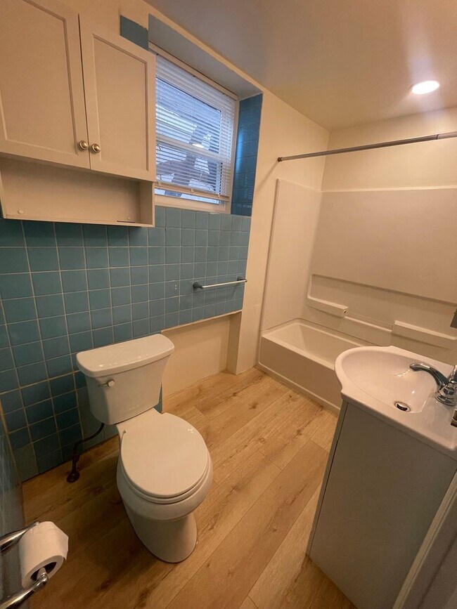 Building Photo - NEWLY UPDATED SPACIOUS 3-BEDROOM HOUSE IN ...