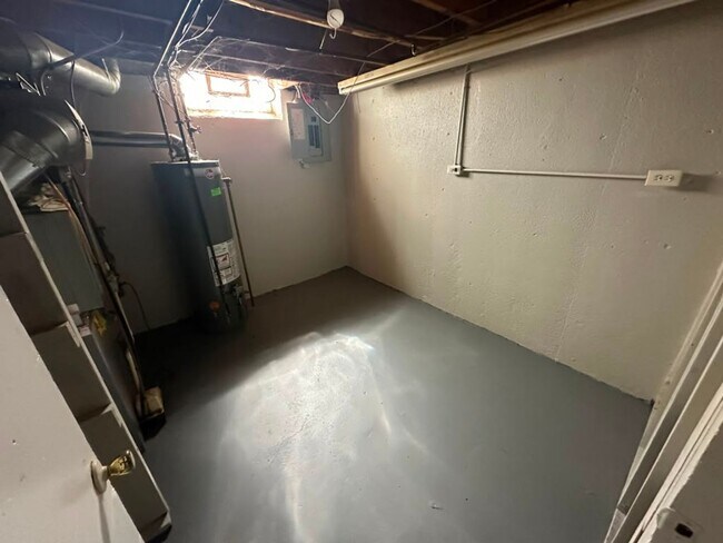 Building Photo - Awesome Eastpointe Ranch with finished basement