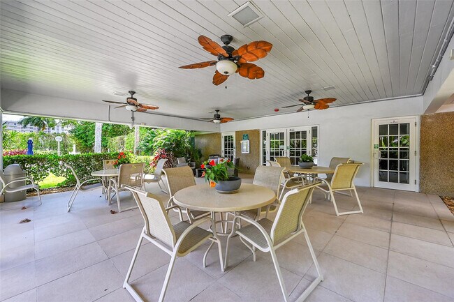 Building Photo - 4020 W Palm Aire Dr