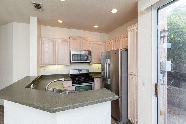 Building Photo - 2 Bedroom Townhome in Scripps Ranch