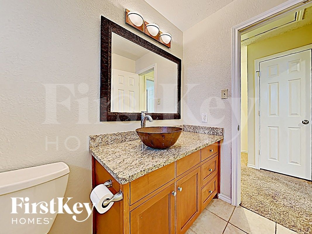 Building Photo - 811 W Lynn Creek Dr