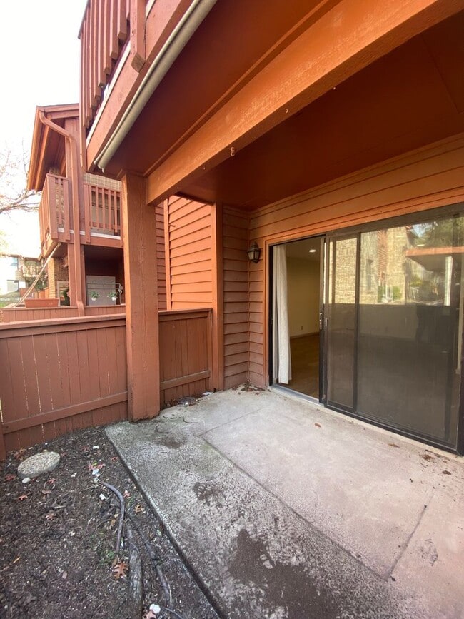 Building Photo - Country Hollow Condominiums