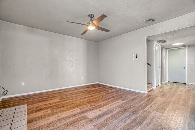 Building Photo - 4028 NW Ozmun Ave