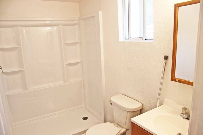 Building Photo - Nice cottage in Tuolumne