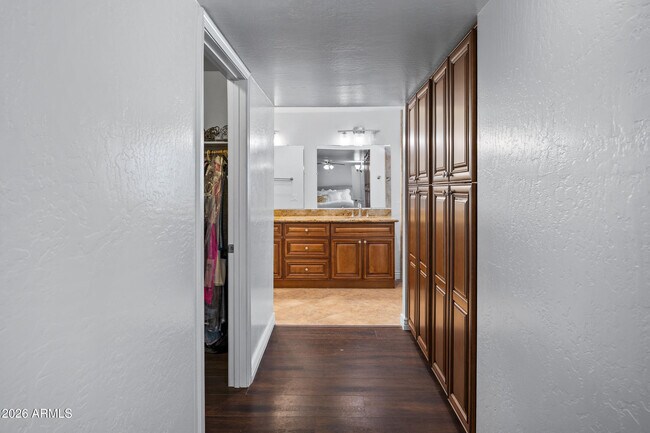 Building Photo - 7118 E Buena Terra Way