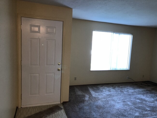 Building Photo - Two bedroom one bath duplex in Springfield!