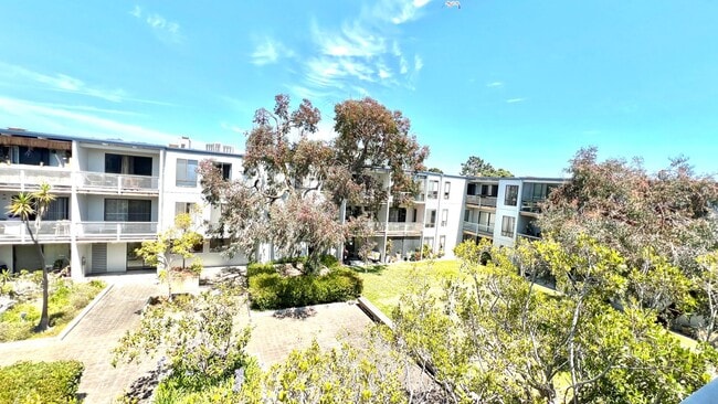 Building Photo - Lovely Top Floor Studio at Watergate Community - Partially Furnished