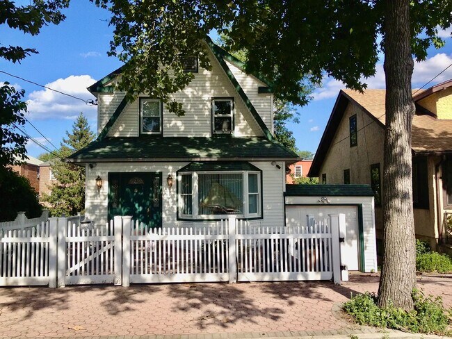 Building Photo - 1522 Dwight Pl