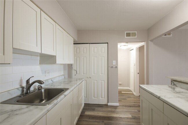 Building Photo - 4770 Kings Dr