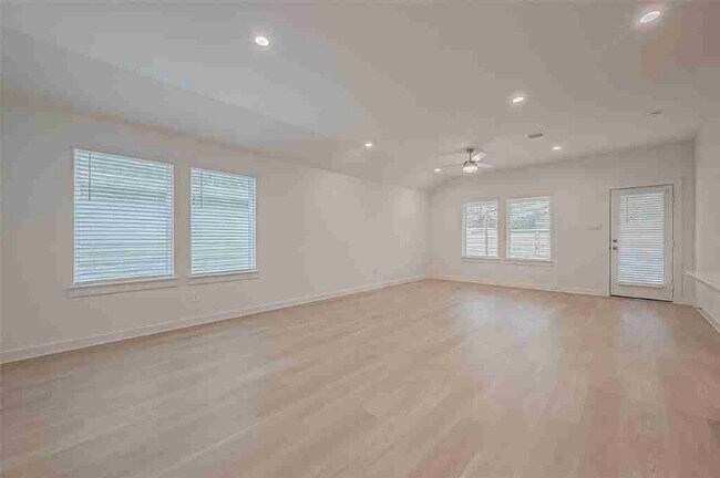 Building Photo - 1527 Merulana Lane