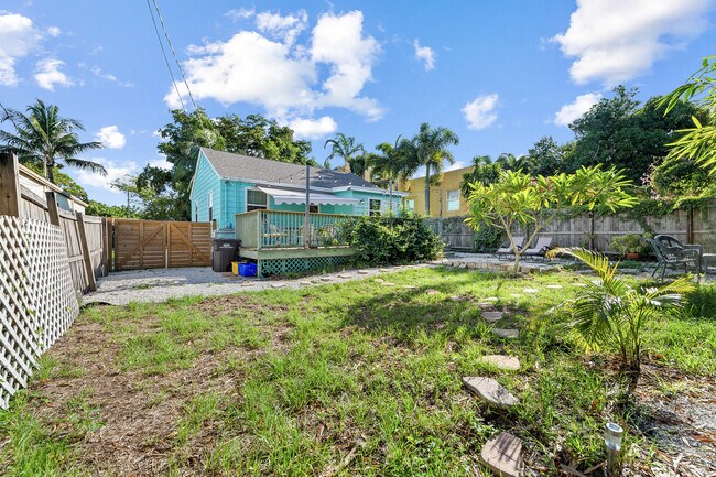 Building Photo - 916 30th Ct