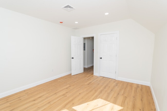 Building Photo - 84 Pembroke Ave