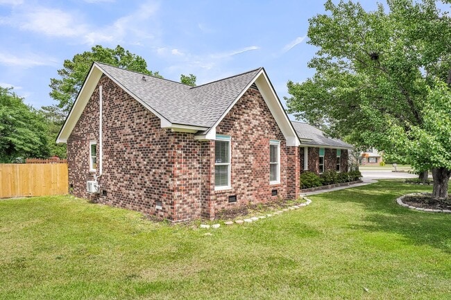 Building Photo - Comfortable Living with Modern Upgrades in Prime Goose Creek Location