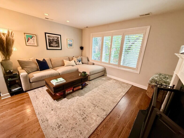 Building Photo - 747 W Dickens Ave