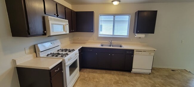 Building Photo - Move In Ready Home In Clinton Township