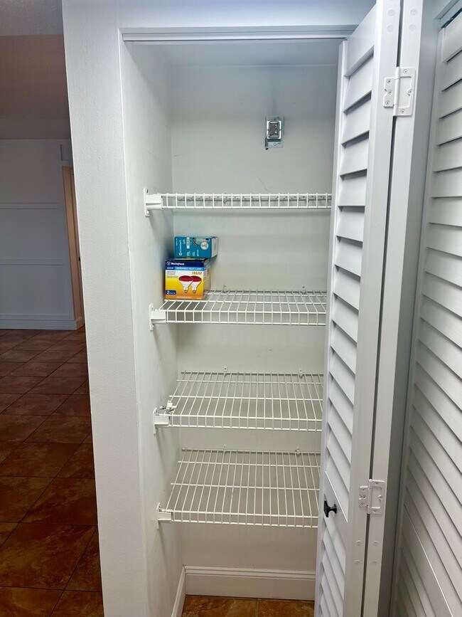 Building Photo - Move-In Ready 1-bed, 1-bath, Sarasota Condo off University Pkwy for rent!
