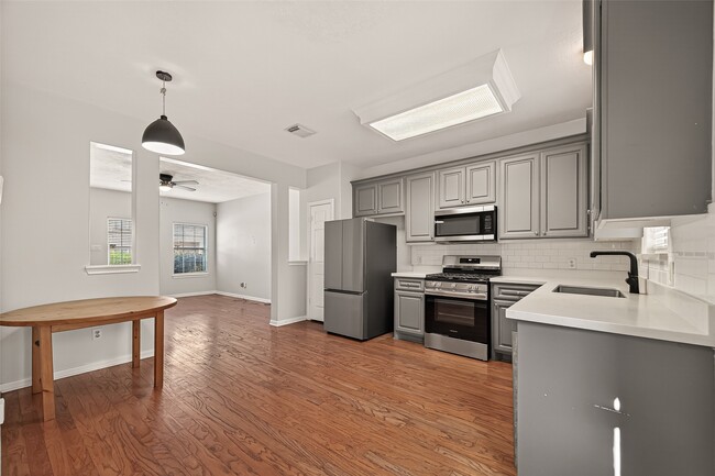 Building Photo - 218 Plaza Del Sol Park