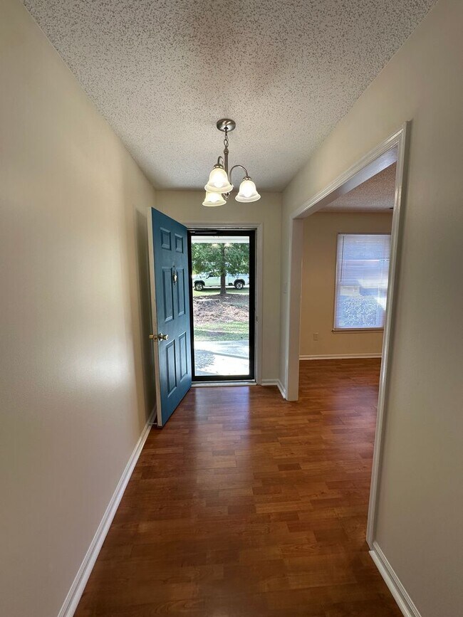 Building Photo - 3 Bed / 2 Bath Home – $1,675/mo | 1,188 Sq...
