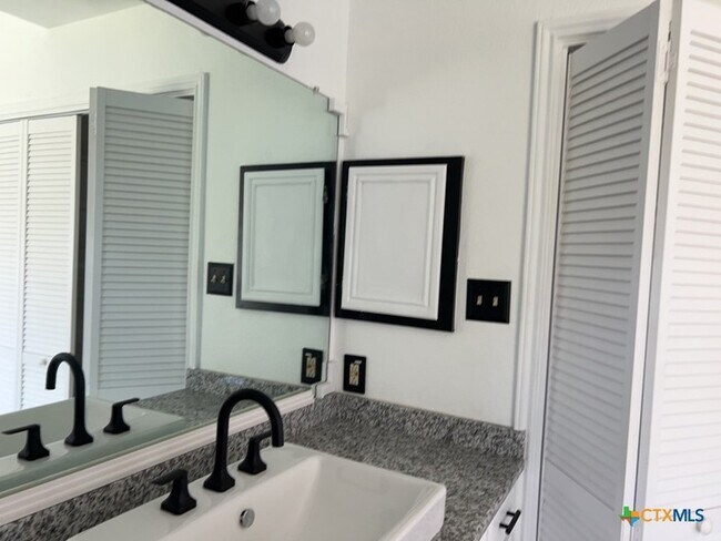 Building Photo - 2503 Armadillo Dr
