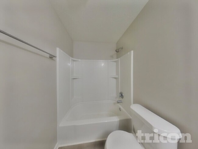 Building Photo - 2437 Middle View Dr