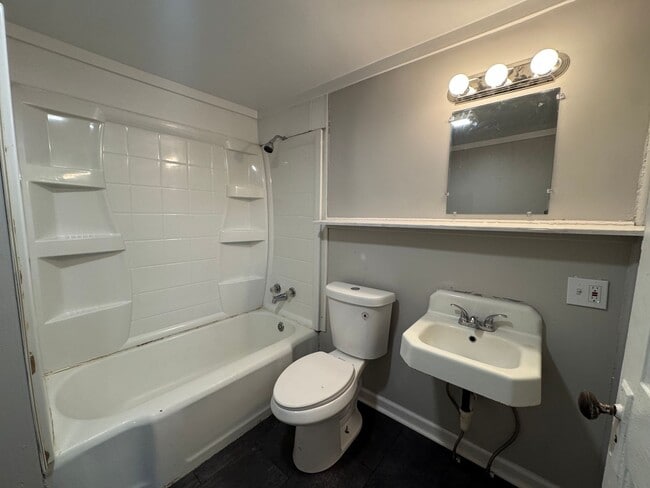 Building Photo - 2 Bedrooms- 1 Bathroom- Apartment in Lindale!