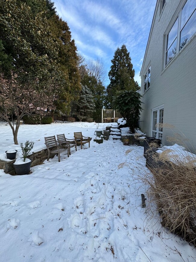 Building Photo - Bethesda/Friendship Heights Four Bedroom I...