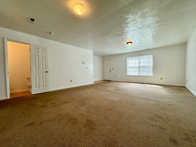 Building Photo - 4 Bedroom Townhome Near Patrick Henry Drive