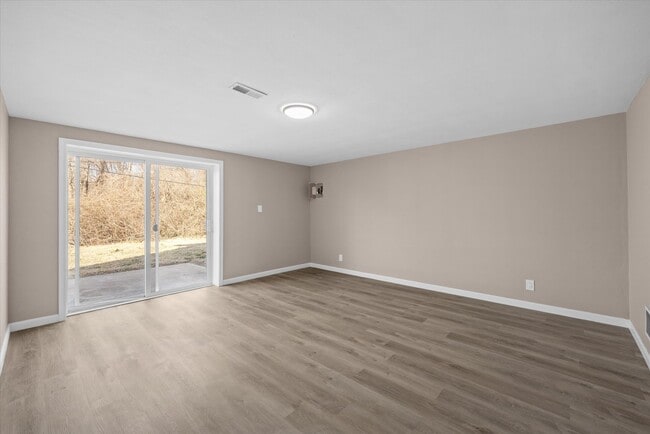 Building Photo - 18 Manor Dr