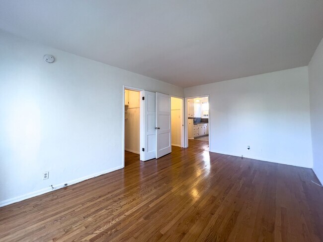 Building Photo - Remodeled Studio in the Heart of Los Feliz