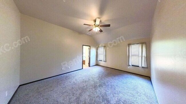 Building Photo - Large Lot, Big Space
