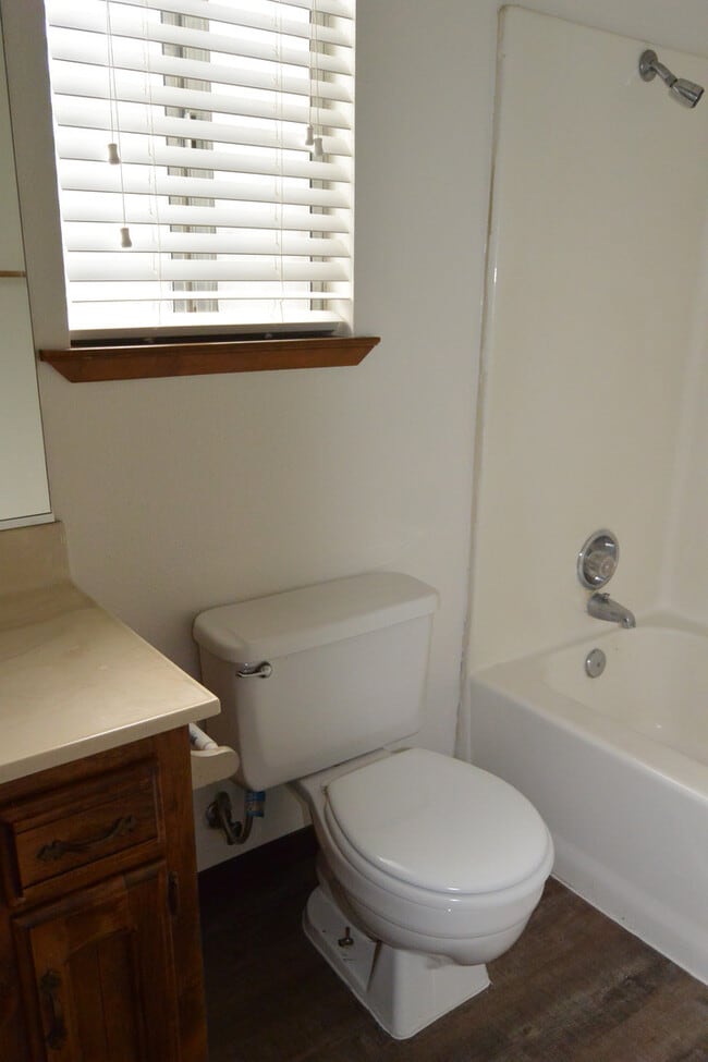 Building Photo - 3 bedroom 2 bathroom home in SW Visalia