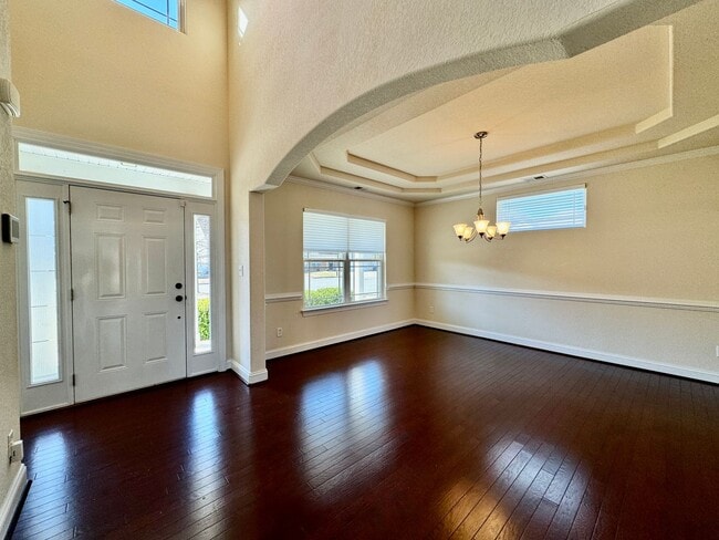 Building Photo - 4-Bedroom Home Ready 07-10-26!! Gourmet Kitchen - Fenced Backyard - Pet Friendly!