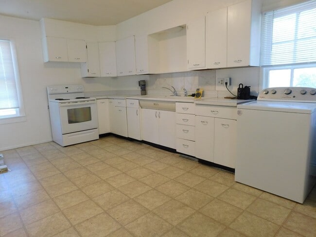 Building Photo - WALKING DISTANCE TO ST MARY'S