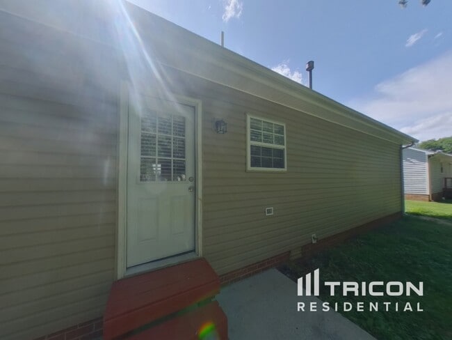 Building Photo - 1526 Amberwood Cir
