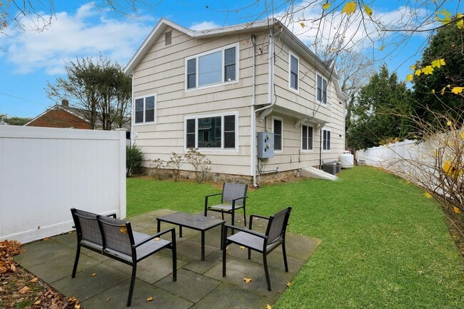 Building Photo - 119 Forest St