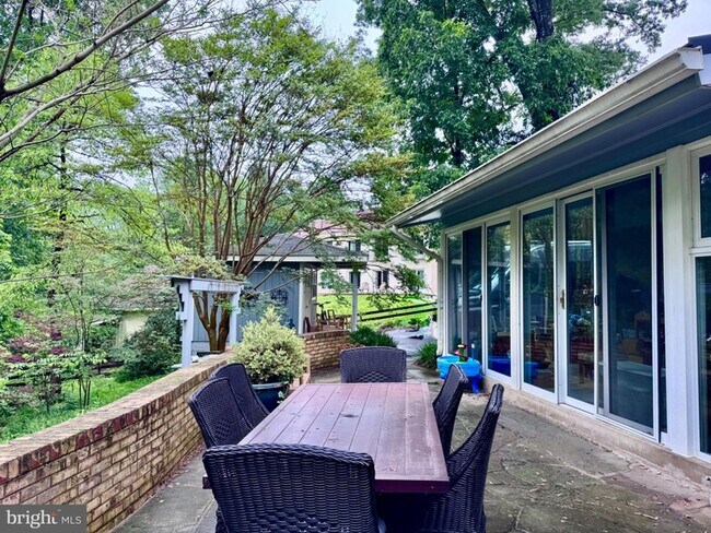 Building Photo - 1430 Carrington Ln