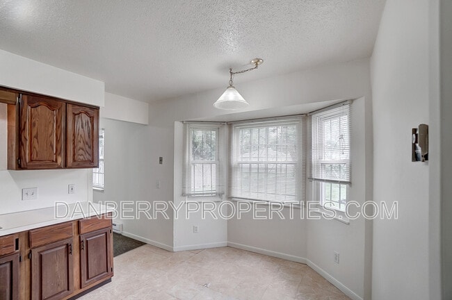 Building Photo - 1006 Ranch Dr