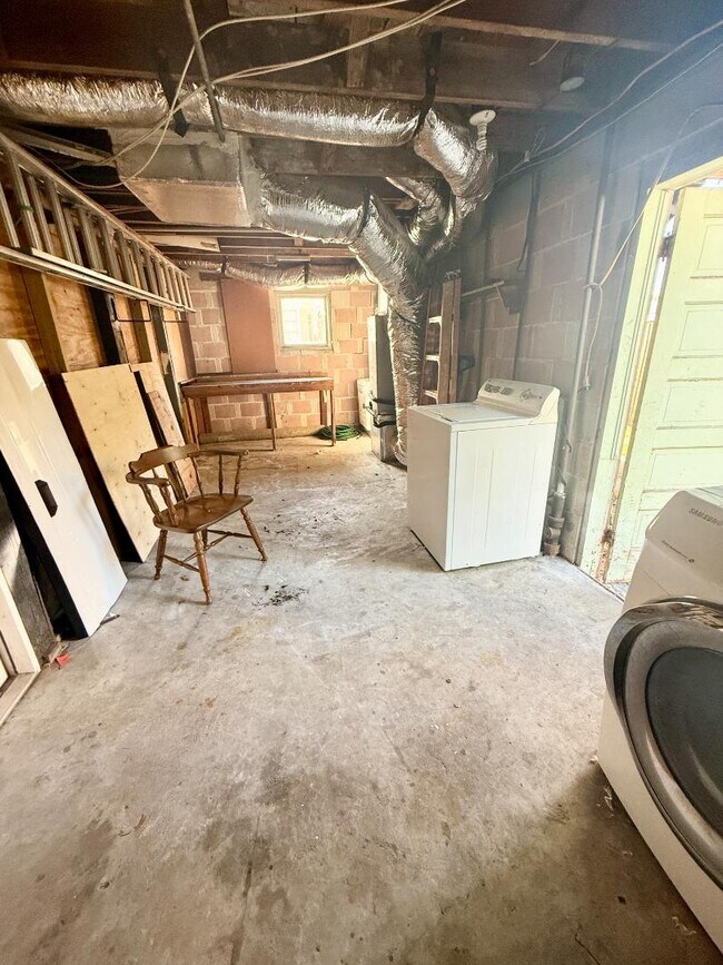 Building Photo - 1435 1/2 15th St N. - 1435 1/2 15th St N