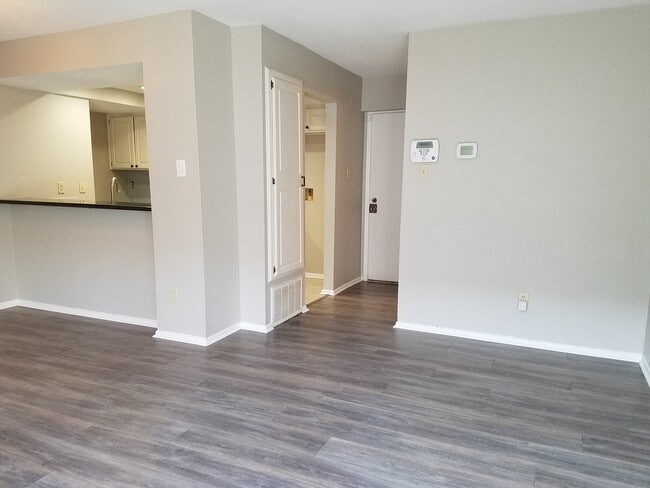 Building Photo - Adorable 2 bedroom townhome style Condo