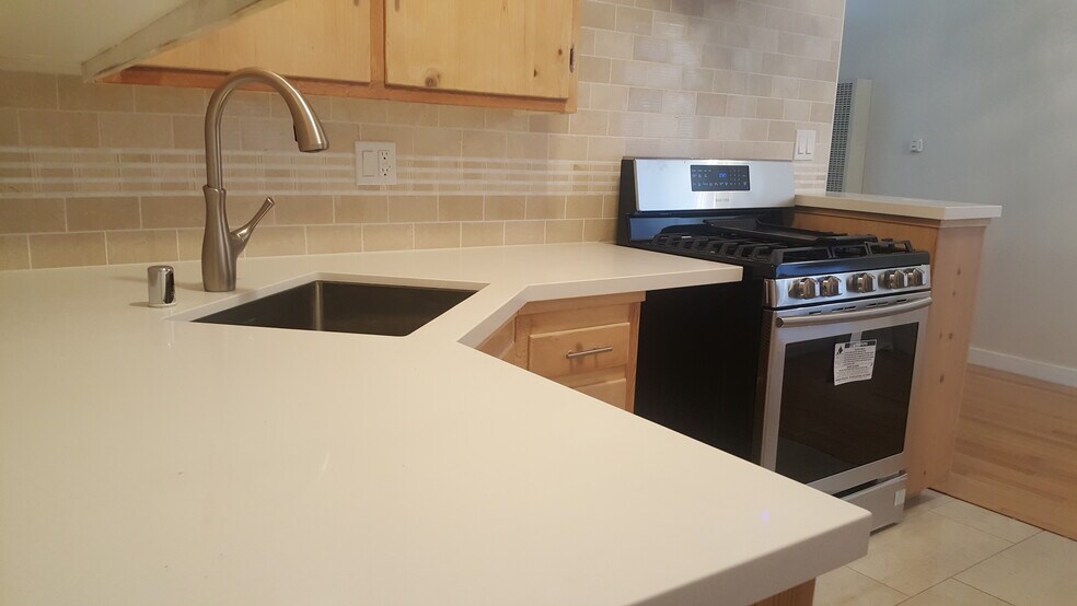 Building Photo - 1146 N Fuller Ave