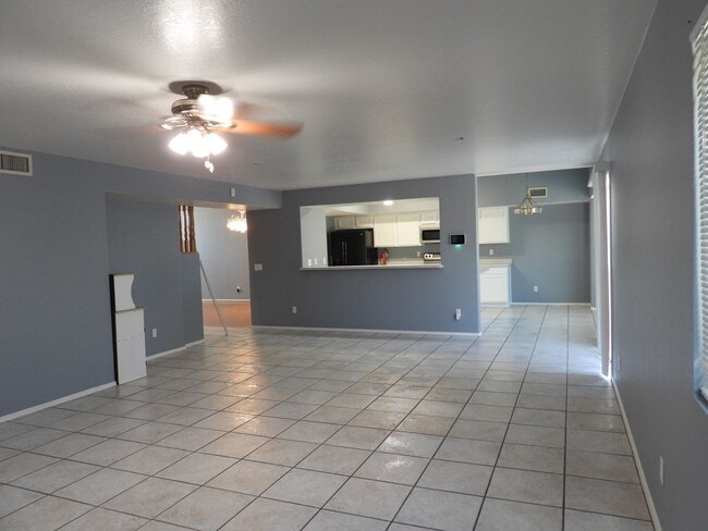 Building Photo - 5 bedroom 3 bath