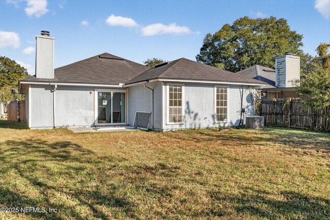 Building Photo - 11170 Wandering Oaks Dr