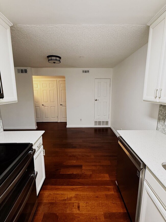 Building Photo - 1 Bed Condo in the heart of everything