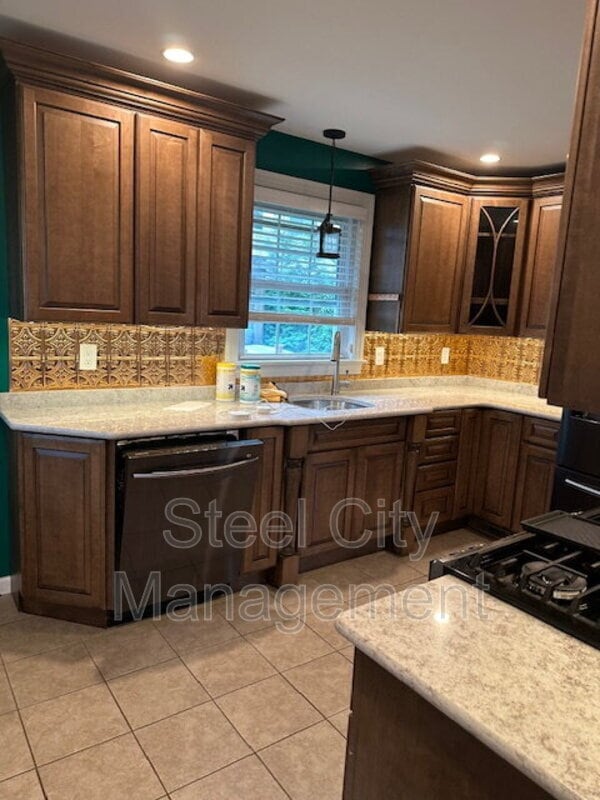 Building Photo - 851 Kennedy St