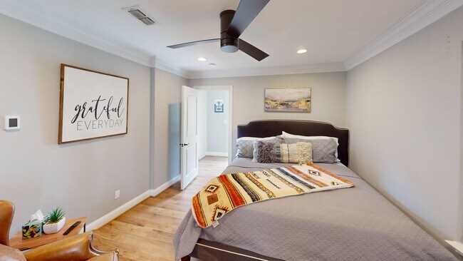 Building Photo - 430 Peninsula Dr