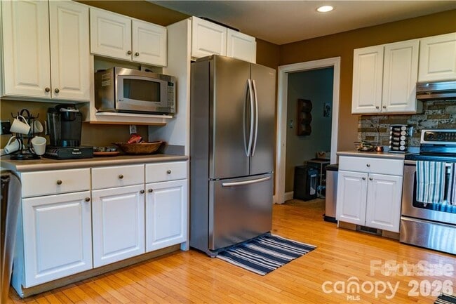 Building Photo - 40 Crestwood Dr