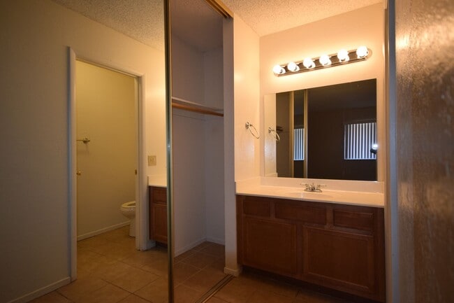 Building Photo - Cozy single story condo close to the commu...