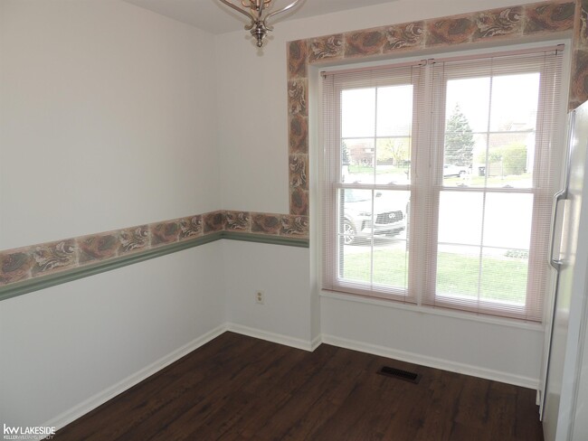 Building Photo - 1600 Stonecrest Dr